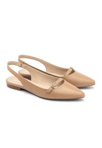 Beige nahkasta valmistetut slingback-ballerinat, joissa on teräväkärkiset varpaat, koristeellinen hihna soljella ja matala, litteä korko. Teksturoitu sisus.