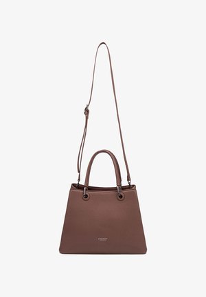 Bruine leren handtas met textuur, voorzien van dubbele bovenhandvatten en een verstelbare lange schouderriem, met kleine zilveren logo-tekst aan de voorkant.