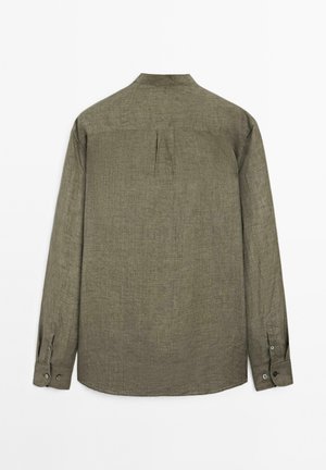 Camicia in lino verde oliva a maniche lunghe con polsini abbottonati, mostrata dal retro su uno sfondo bianco.