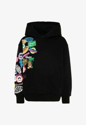 Sweat à capuche noir avec des patchs colorés de style dessin animé et des logos sur la manche gauche et l'épaule, incluant une pizza, un crâne, un ours en peluche et un palmier.