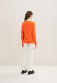 TOM TAILOR BASIC V-NECK - Strickpullover - fever red