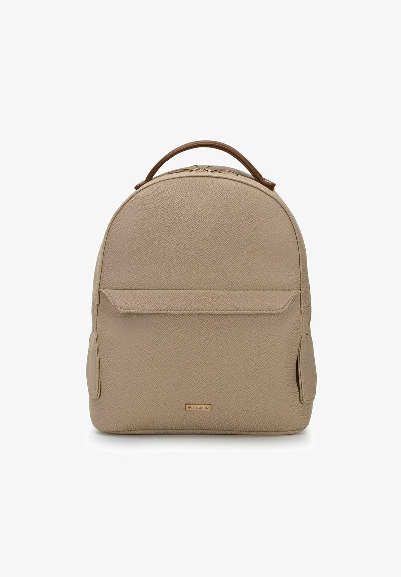 Beige texturovaný batoh s kulatým tvarem, hnědou rukojetí, přední kapsou a zlatými kovovými doplňky. Čistý design vhodný pro každodenní použití.