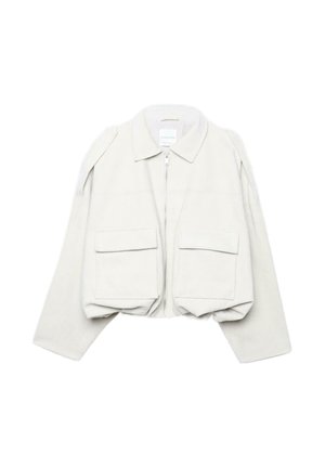 Svijetlo bež skraćena jakna s dugim rukavima, ovratnikom, prednjim patentnim zatvaračem i dva velika džepa s preklopom s prednje strane.