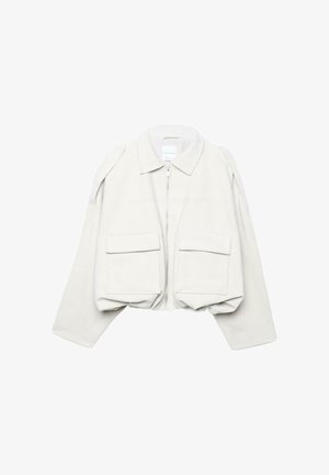 Lysebeige, cropped jakke med lange ærmer, krave, lynlås foran og to store klaplommer foran.