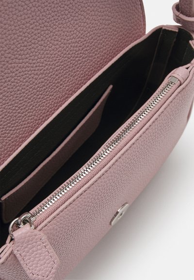 Roze getextureerde leren schoudertas met ritssluiting en zwarte binnenkant. Beschikt over een zilverkleurig hardware accent en een klein extern vak.