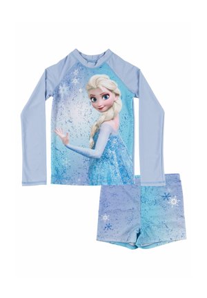 Hellblaues Langarm-Schwimmoberteil und passende Shorts mit Glitzer- und Schneeflockenmotiven, mit einer Figur mit geflochtenen blonden Haaren in einem blauen Kleid.