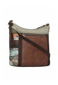 Braune Leder Tasche mit geprägtem Text und bunten Patches. Verfügt über eine grüne Klappe und einen verstellbaren Riemen. Reißverschlussverschluss. Strukturierte Oberfläche.