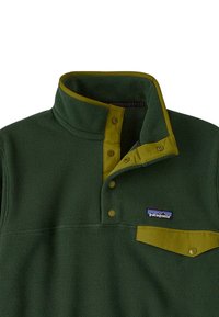 Sudadera de forro polar en verde oscuro con un collar amarillo y una tapeta abotonada. Presenta un bolsillo en el pecho con un botón a presión y un logo de Patagonia.
