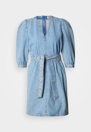 Jeanskleid in Hellblau mit V-Ausschnitt, Puffärmeln und einem gemusterten gewebten Gürtel. Mit nahtlosem Rückenverschluss und knielangem Design.