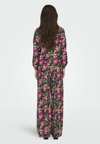 Maxi kjole i mørkt blomsterprint med lyserøde blomster og grønne blade, lange ærmer og løs pasform. Glat stof med minimal tekstur.