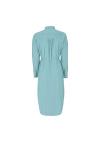 En långärmad klänning med knappar i en ljus teal färg. Har en veckad detalj baktill och midjebälte. Mjuk tygstruktur över hela klänningen.