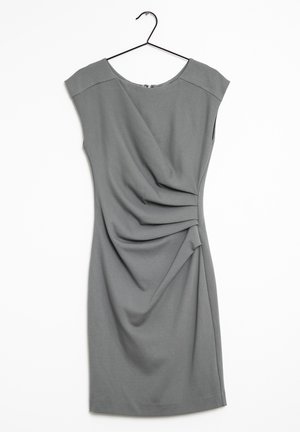 Mouwloze grijze jurk tot op de knie met geplooide details aan de voorkant, hangend aan een zwarte metalen hanger tegen een witte achtergrond.