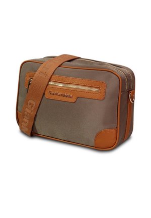 Sac bandoulière rectangulaire marron avec garniture en cuir cognac, poche avant zippée et large sangle en tissu réglable avec marquage embossé.