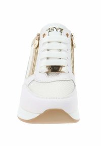 Scarpa sportiva bianca realizzata in materiali a rete e sintetici. Presenta una cerniera dorata, lacci bianchi e una suola leggera di colore marrone chiaro con texture.