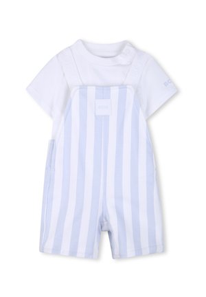 Wit baby-T-shirt met korte mouwen met lichtblauw-witte verticale strepen korte tuinbroek met voorzakje en schouderbandjes.
