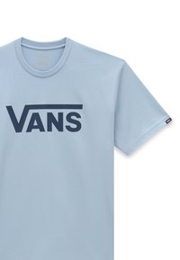 Ljusblå bomullströja med en stor mörkblå "VANS"-logotyp över bröstet, korta ärmar och rundad halsringning.