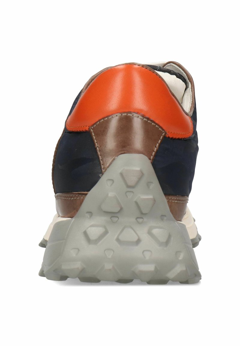 Herrenschuh mit einem Obermaterial aus navyblauem Textil, braunen Lederakzenten, einem orangefarbenen Fersenbereich und einer strukturierten grauen Gummisohle.
