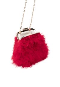 Rød faux fur håndtaske med en sølv metalramme og kædetras, rund form, der har en blød tekstur og en lås.