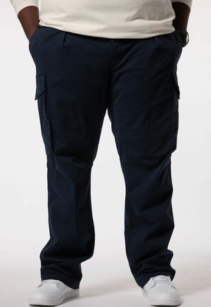 Navy cargobroek met een ontspannen pasvorm, voorzien van meerdere zakken, gestikte details en een gladde, zachte textuur. Draagt met witte sneakers.