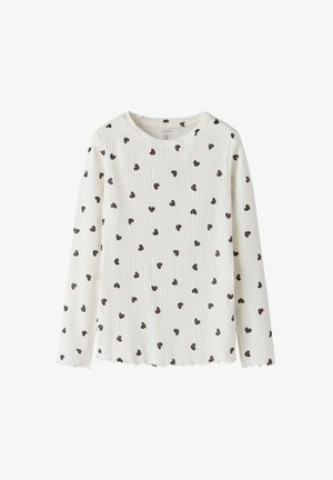 Biała bluzka z długim rękawem z prążkowanej tkaniny, ozdobiona małymi brązowymi serduszkami, z falbaniastym dołem i okrągłym dekoltem.