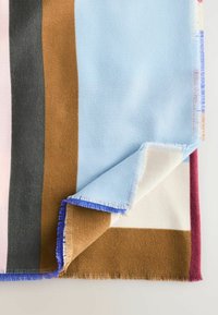 Couverture en tissu tissé avec des rayures alternées en bleu clair, gris foncé, marron, rose et bordeaux, avec des bords frangés en bleu contrasté.