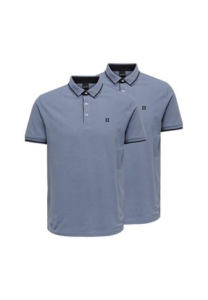Dwie jasnoniebieskie koszulki polo z krótkim rękawem, z trzema guzikami przy dekolcie, kontrastowym kołnierzykiem oraz subtelnym logo na klatce piersiowej.