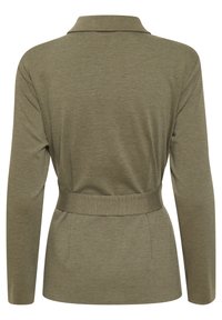 Olivgrünes Langarmoberteil mit Kragen, tailliertem Bund und glatter Textur. Verfügt über zwei Seitentaschen und eine taillierte Passform für Struktur.