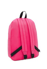 Zaino in tessuto rosa con forma arrotondata, dotato di spallacci imbottiti e maniglia superiore. Dettagli neri su spallacci e fibbie.