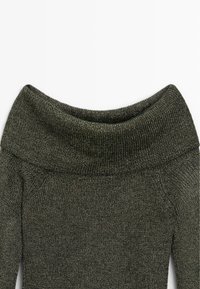 Off-Shoulder-Pullover aus dunkelgrünem Strick, mit einem weiten Rippkragen und glatter Textur, die dezente metallische Fäden aufweist.