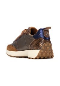 Braune Sneaker mit Leder-, Wildleder- und Schlangenmuster-Akzenten. Dicke weiße Sohle, runde Schnürsenkel und ein kleines Logo auf der Fersenkappe.