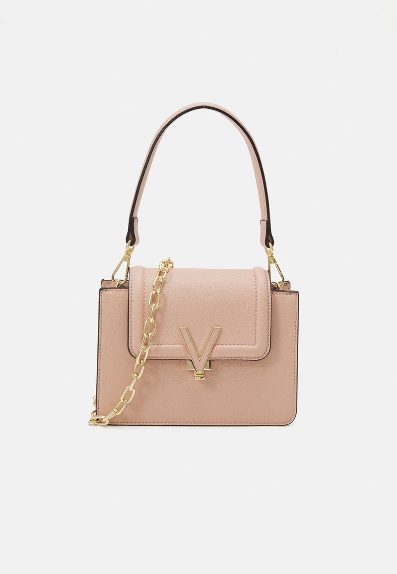 Bolsa de mão em couro castanho claro com forma estruturada, ferragens douradas e uma alça de corrente. Apresenta um fecho frontal e um proeminente logotipo "V".