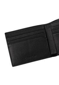 Portafoglio in pelle nera con più scomparti per carte, texture liscia e branding discreto. Presenta un design a due ante con una forma compatta.