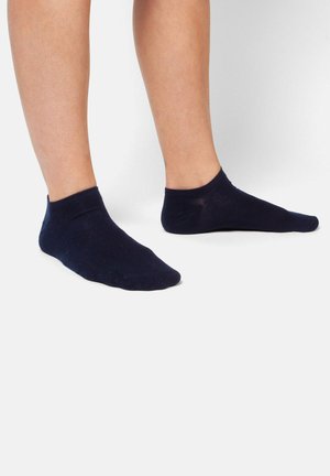Navy blue cotton ankle socks with a smooth texture and a classic design, featuring a reinforced cuff and seamless toe for comfort.