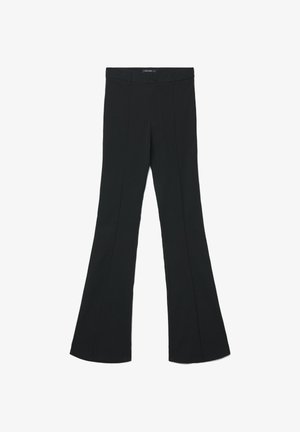 Schwarze Schlaghosen aus einem glatten Stoff, mit einem Taillenbund mit Knopfverschluss und vorderer Nahtdetailierung.