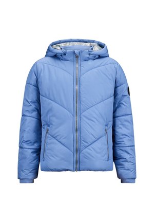 Chaqueta acolchada azul claro con capucha, cremallera frontal, dos bolsillos laterales con cremallera y un parche circular negro en la manga izquierda.