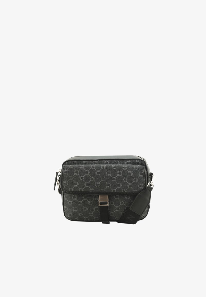 Sac en bandoulière noir à motif avec quincaillerie en argent, fermeture éclair, strap ajustable, et un rabat avant présentant un design géométrique.