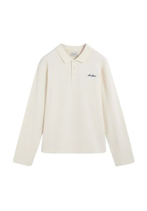 Polo de manga larga en color blanco roto con textura, cuello, tapeta de tres botones y pequeño logo azul "Scalpers" en el pecho izquierdo.