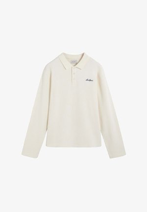 Polo de manga larga en color blanco roto con textura, cuello, tapeta de tres botones y pequeño logo azul "Scalpers" en el pecho izquierdo.
