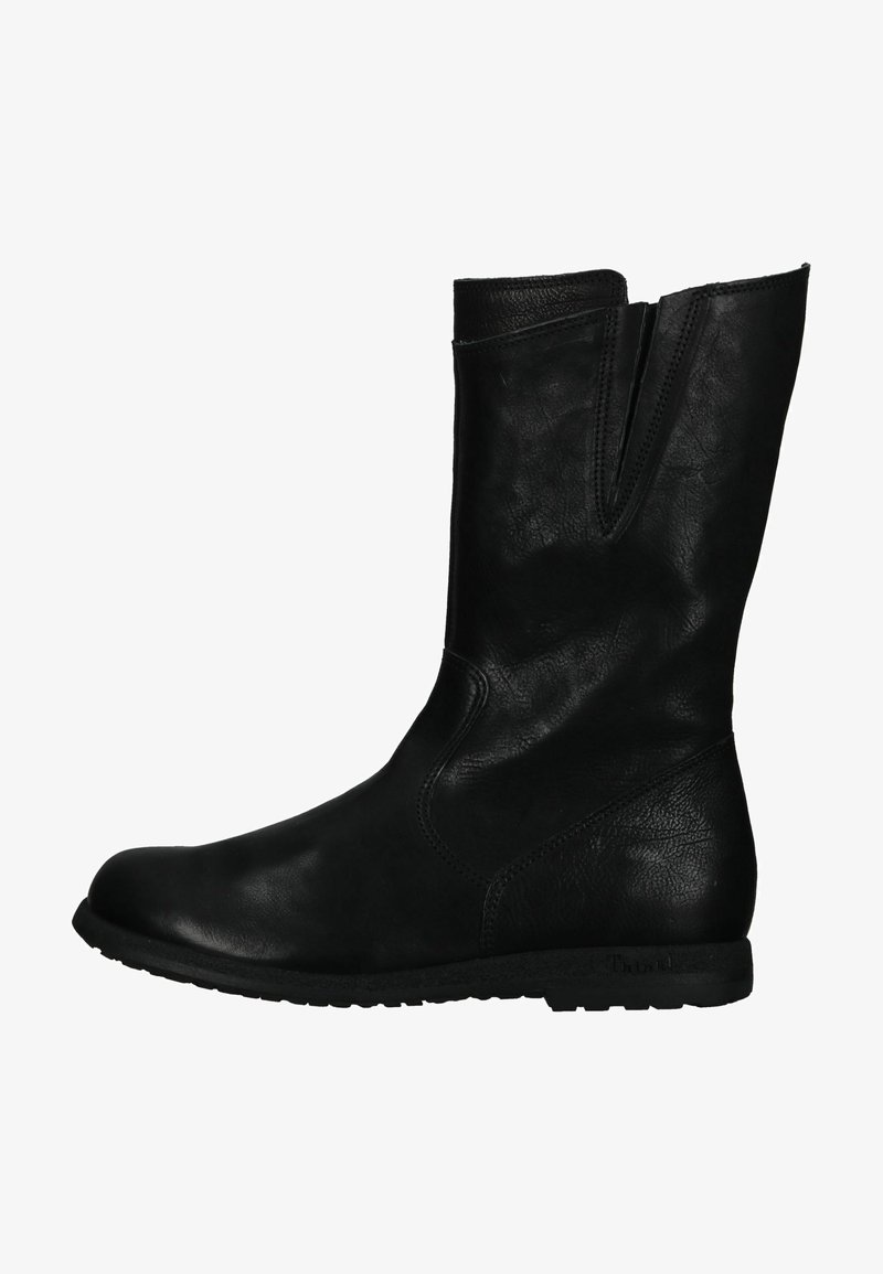 Bota de tobillo de cuero negro con una textura suave, punta redonda y una hendidura en la parte superior. Suela de goma duradera con un patrón de dibujo bajo.