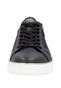 Sneaker in pelle nera con intricati intagli, punta rotonda, lacci neri, dettaglio in zip dorata e suola in gomma bianca.