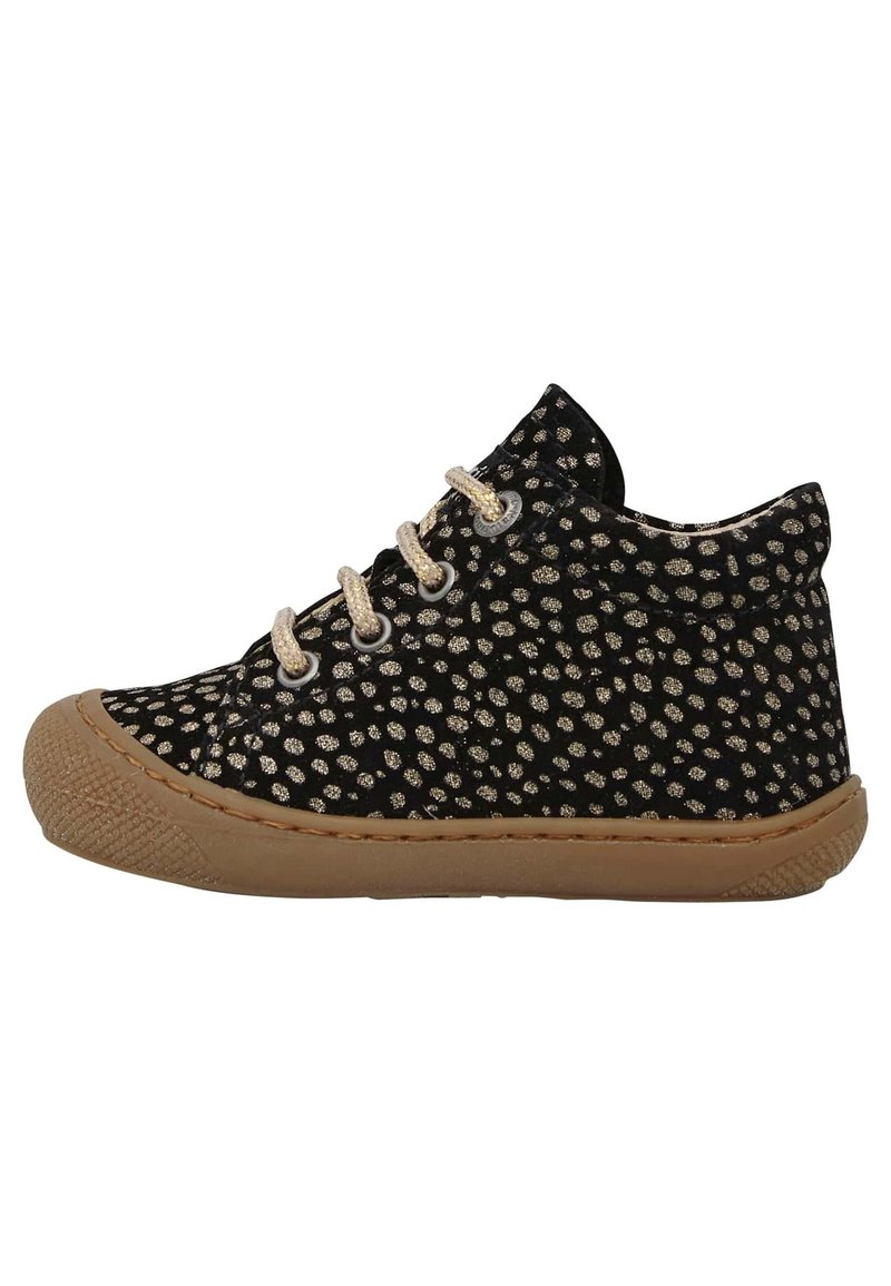 Sneakers in tessuto nero con motivo di pois dorati, punta arrotondata, suola in gomma beige e lace dorati. Design alto con una texture morbida.