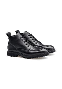 Zwarte leren enkelboots met een gestructureerde afwerking, vetersluiting, gevoerde enkelkraag en robuuste rubberen zool voor grip.