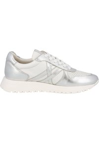 Zapatilla de cuero plateado y blanco con detalles perforados, acentos texturizados, cordones planos y una suela de goma gruesa.