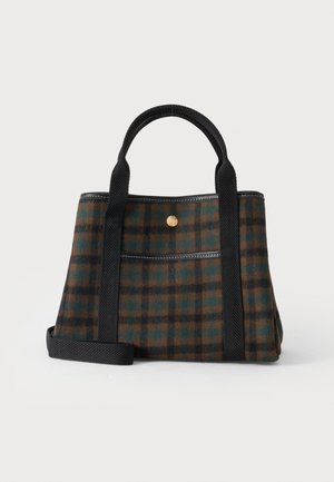 Petit sac fourre-tout avec motif à carreaux vert et marron, anses en tissu noir et poche avant avec fermeture à bouton doré.