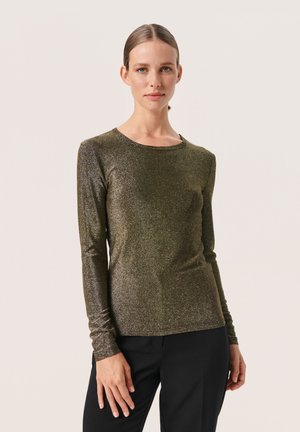 Maglia a maniche lunghe in tessuto verde oliva metallico, con scollatura rotonda e design aderente. Texture liscia con un sottile effetto lucido.