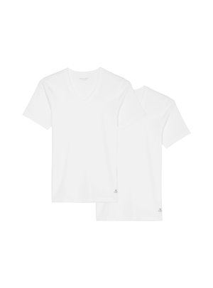 T-shirt in cotone bianco a scollo a V esposti in coppia. Maniche corte, texture morbida e piccolo logo del brand in basso a sinistra di ciascuna maglietta.