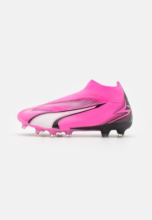 Scarpa da calcio rosa con una parte superiore simile a una calza, caratterizzata da accenti neri e bianchi, un design aerodinamico e tacchetti moldati per la trazione.