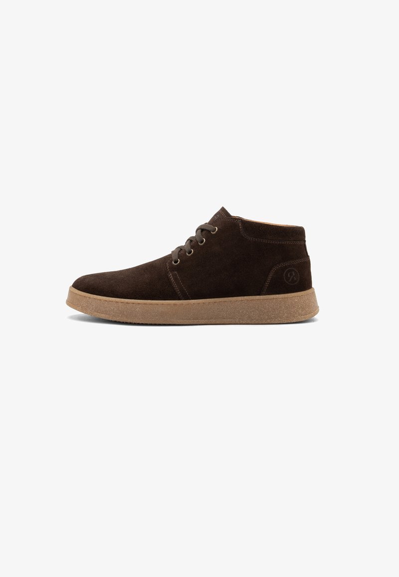 Bottine en suède marron avec un laçage à l'avant, semelle en caoutchouc beige et logo discret sur le talon, présentée en profil latéral sur fond blanc.