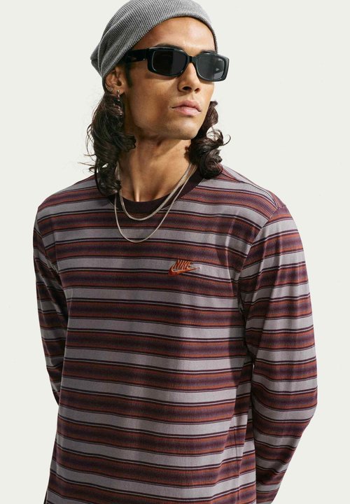 Nike U NSW TEE LSE LS CLUB STRPE - Camiseta de manga larga - smoke grey/burgundy ash — photo 3