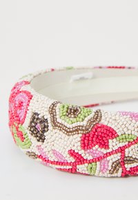 Perlen-Stirnband mit einem cremefarbenen Grund und filigranen Blumenmustern in verschiedenen Schattierungen von Rosa, Rot, Grün und Braun. Glatte Innenseite.